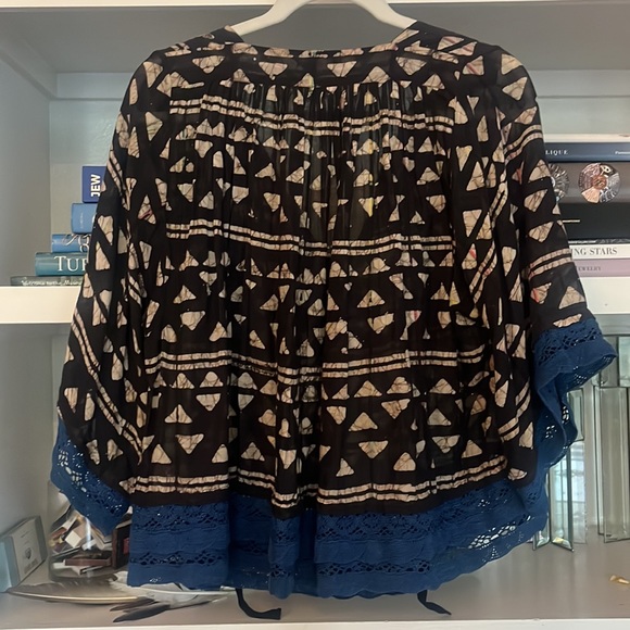 WARM cotton batik print top with blue crochet trim - Picture 4 of 4